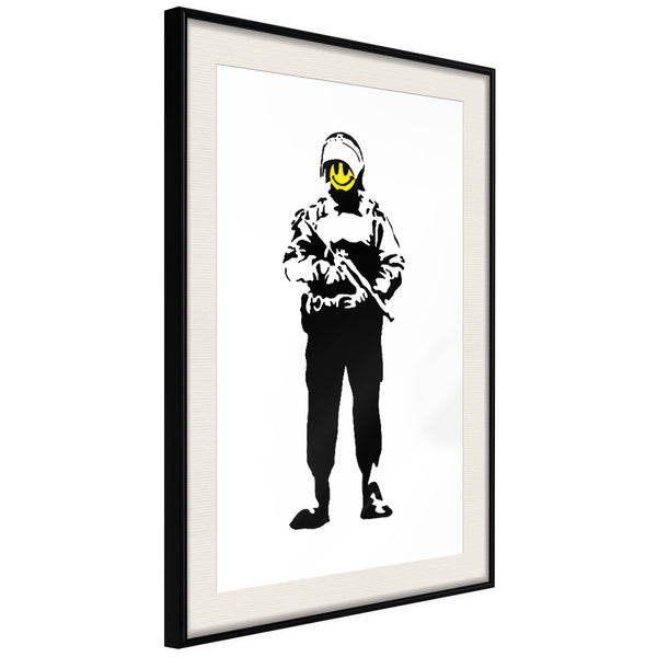 Poster - Banksy: Smiling Copper  - zwart passepartout