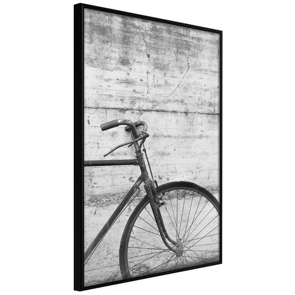 Poster - Bicycle Leaning Against the Wall  - zwart