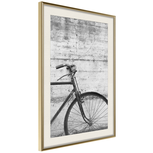 Poster - Bicycle Leaning Against the Wall  - goud passepartout